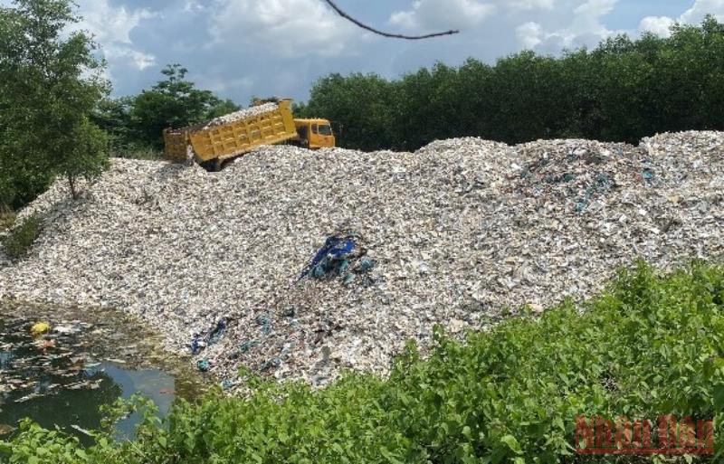 Đồng Nai: Bắt quả tang đổ trộm hàng trăm tấn chất thải công nghiệp ra môi trường .